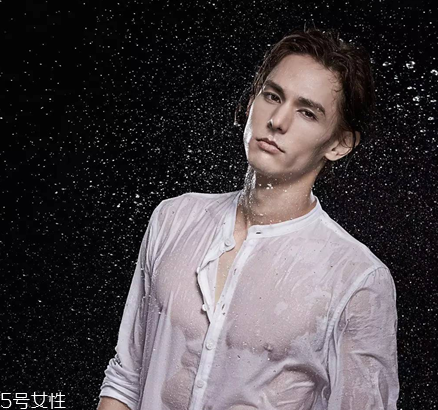 襯衫能貼身穿嗎？根據(jù)顏色深淺決定