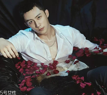 襯衫能貼身穿嗎？根據(jù)顏色深淺決定