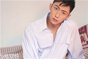 襯衫能貼身穿嗎？根據(jù)顏色深淺決定