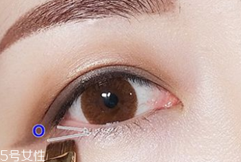 眼線刷硬了怎么回事？用后沒有及時(shí)清洗