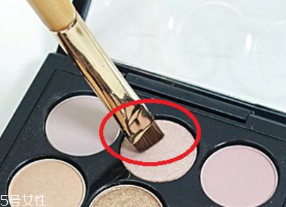 眼線刷硬了怎么回事？用后沒有及時(shí)清洗