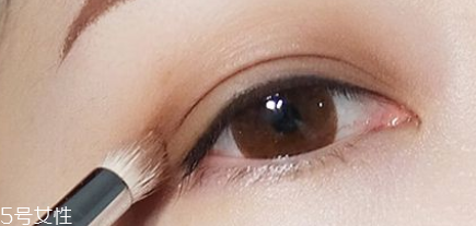 眼線刷硬了怎么回事？用后沒有及時(shí)清洗