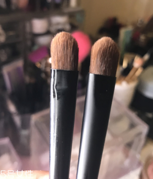 眼線刷硬了怎么回事？用后沒有及時(shí)清洗