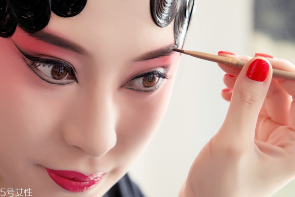 黑色眉筆怎么畫自然？淡掃眉毛輕下手