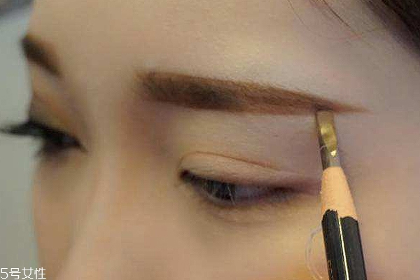 棕色眉筆適合什么膚色？不適合暗膚色