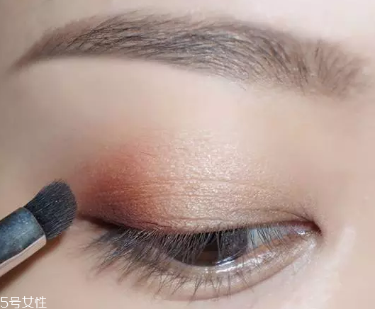 棕色眉筆適合什么膚色？不適合暗膚色