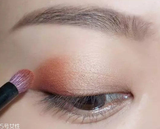 棕色眉筆適合什么膚色？不適合暗膚色