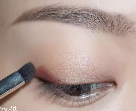 棕色眉筆適合什么膚色？不適合暗膚色