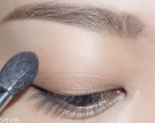 棕色眉筆適合什么膚色？不適合暗膚色