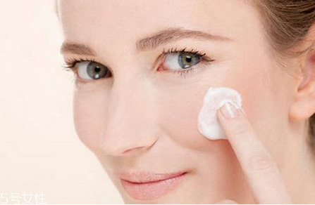 身體乳可以擦臉嗎 身體乳擦臉有這些壞處 身體乳可以擦臉嗎 身體乳擦臉有這些壞處