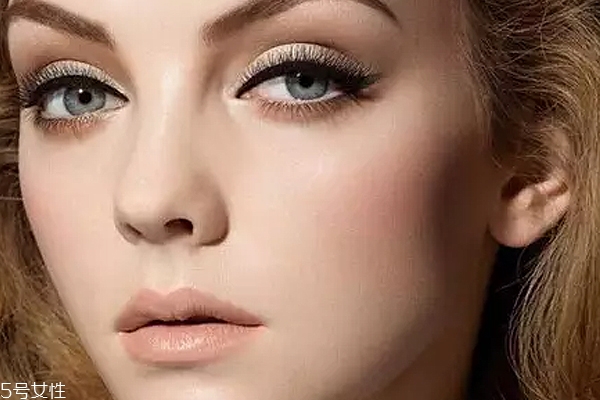 棕色眼影配什么口紅？任何唇色都可以