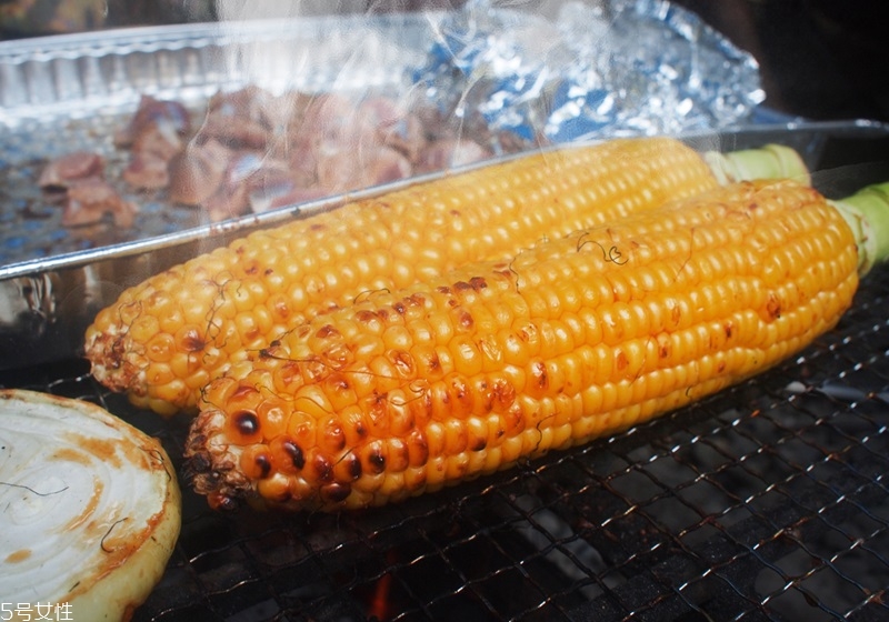 煮玉米是冷水或是開水下鍋 煮玉米放糖放鹽都好吃 煮玉米是冷水或是開水下鍋 煮玉米放糖放鹽都好吃