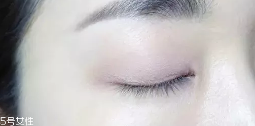 紫色眼影配什么口紅？配少女粉堪稱完美