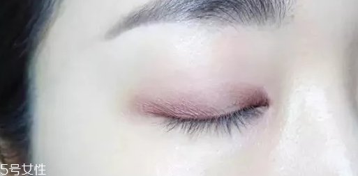 紫色眼影配什么口紅？配少女粉堪稱完美