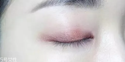 紫色眼影配什么口紅？配少女粉堪稱完美