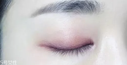 紫色眼影配什么口紅？配少女粉堪稱完美