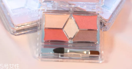 眼影用手還是刷子？兩種工具詳細(xì)用法