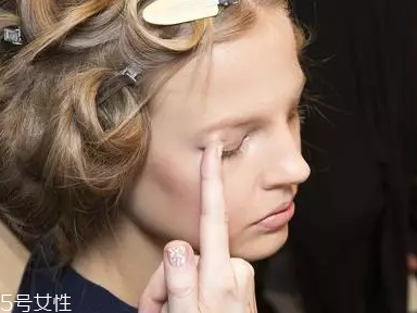 眼影用手還是刷子？兩種工具詳細(xì)用法