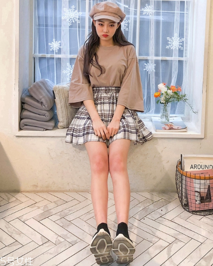格子百褶裙配什么上衣？美翻整個春夏