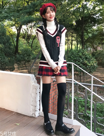 格子百褶裙配什么上衣？美翻整個春夏