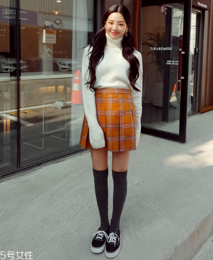 格子百褶裙配什么上衣？美翻整個春夏