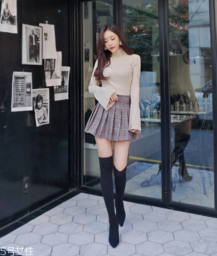 格子百褶裙配什么上衣？美翻整個春夏