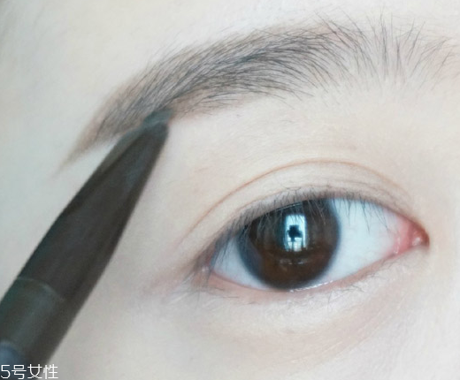 桃花妝用什么眼影好？3重色彩打造迷人眼妝