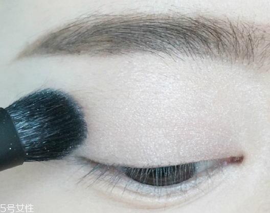 桃花妝用什么眼影好？3重色彩打造迷人眼妝