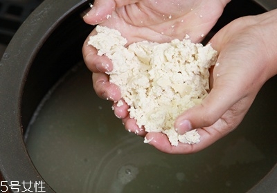 臭豆腐為什么那么臭吃起來(lái)香 臭豆腐為什么那么臭吃起來(lái)香