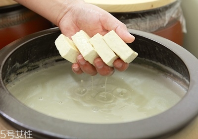 臭豆腐為什么那么臭吃起來(lái)香 臭豆腐為什么那么臭吃起來(lái)香