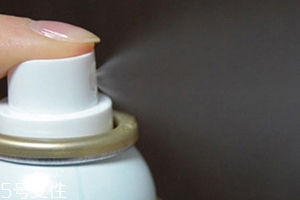 保濕噴霧可以噴頭發(fā)嗎？解決頭發(fā)干枯問(wèn)題