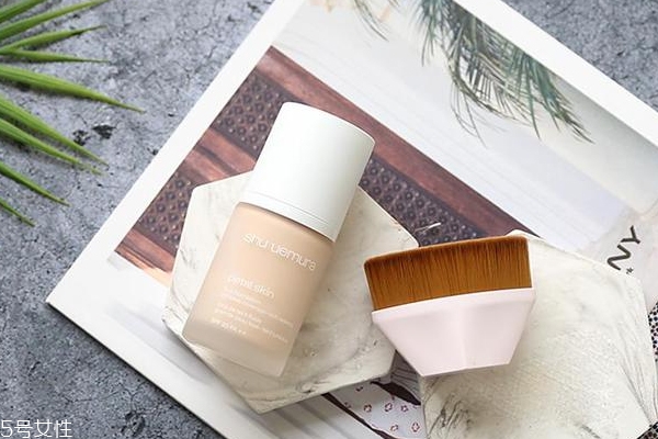 植村秀花瓣粉底液適合干皮嗎？持久保濕不浮粉