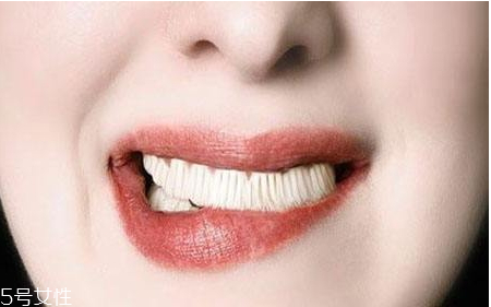 黃連能治口腔潰瘍嗎 黃連治療口腔潰瘍偏方 黃連能治口腔潰瘍嗎 黃連治療口腔潰瘍偏方