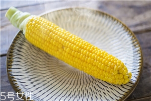 煮玉米是冷水或是開水下鍋 煮玉米放糖放鹽都好吃 煮玉米是冷水或是開水下鍋 煮玉米放糖放鹽都好吃