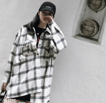 襯衫里面要穿衣服嗎？要看襯衫的面料顏色