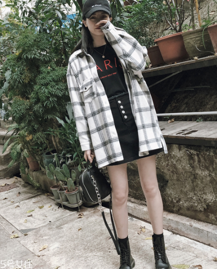 襯衫里面可以穿t恤嗎？淺色t恤可以穿