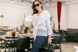 白色蕾絲上衣怎么搭配？女人味盡顯