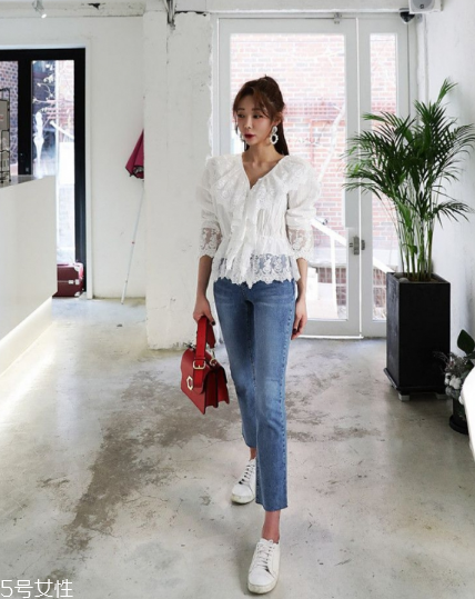 白色蕾絲上衣怎么搭配？女人味盡顯