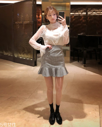 白色蕾絲上衣怎么搭配？女人味盡顯