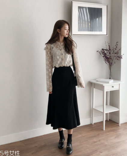 白色蕾絲上衣怎么搭配？女人味盡顯