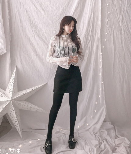 白色蕾絲上衣怎么搭配？女人味盡顯