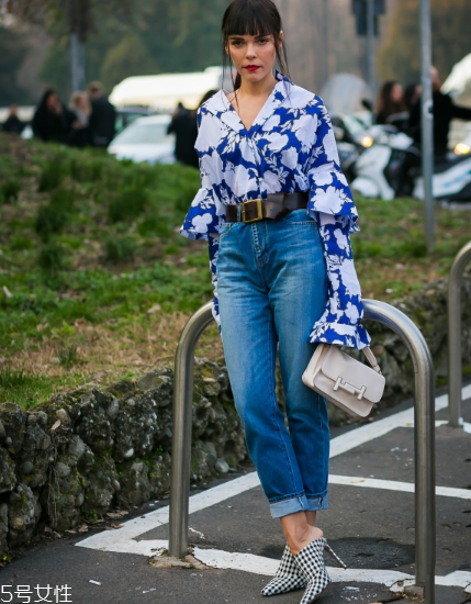 荷葉邊上衣配什么褲子？塑造浪漫小女人氣質(zhì)