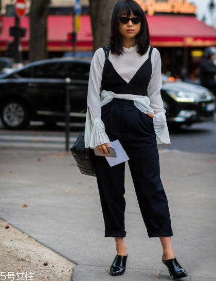 荷葉邊上衣配什么褲子？塑造浪漫小女人氣質(zhì)