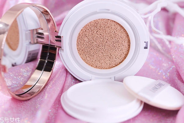 底妝用氣墊還是粉底液？日常妝通勤妝氣墊最實(shí)用