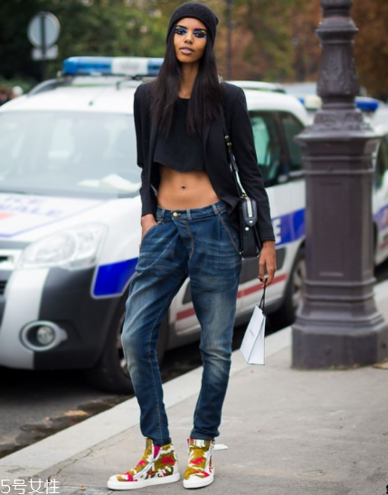 露臍上衣配什么褲子？春夏美出新高度