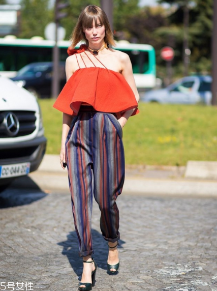 露臍上衣配什么褲子？春夏美出新高度