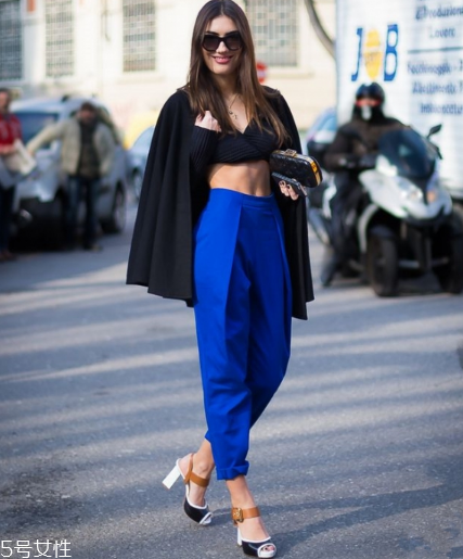 露臍上衣配什么褲子？春夏美出新高度