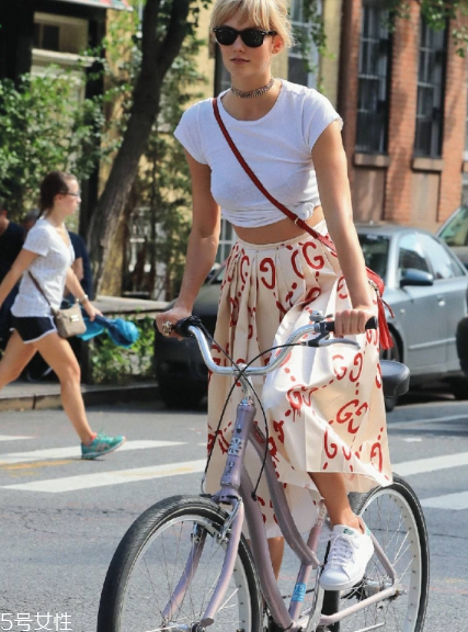 露臍上衣配什么褲子？春夏美出新高度