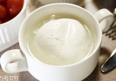 意式披薩和美式披薩的區(qū)別是什么 意式披薩和美式披薩的區(qū)別是什么