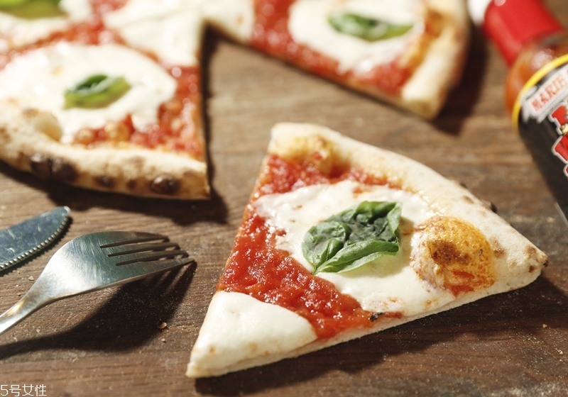 意式披薩和美式披薩的區(qū)別是什么 意式披薩和美式披薩的區(qū)別是什么